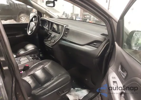 2015 Toyota Sienna Se 8 Passenger z USA, uszkodzony, nr VIN 5TDXK3DC8FS558621